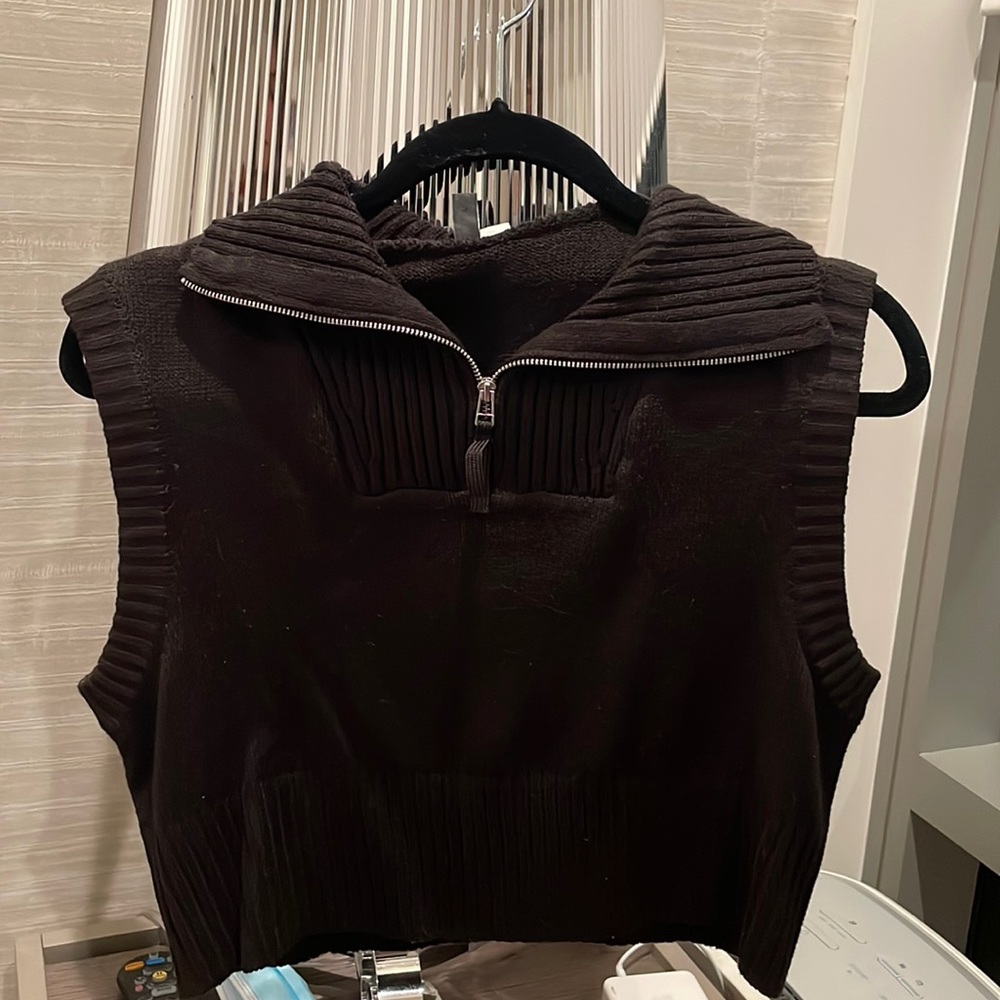 Cropped black knit vest!